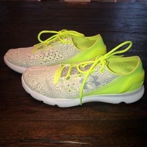 under armour women's ua speedform apollo graphic running shoe